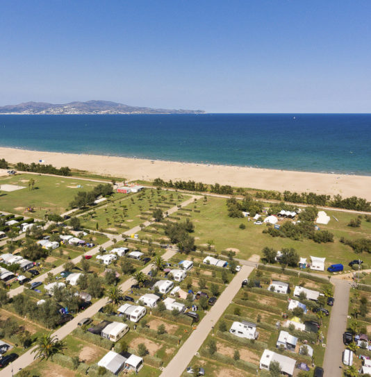 Camping Amfora - Le camping - Emplacements et accès à la mer