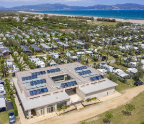 Camping Amfora - Le camping - Vue aérienne d\'un sanitaire, des emplacements et de la palge