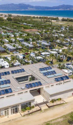 Amfora campsite - The campsite - Aerial view of a sanitary block, the pitches and beach