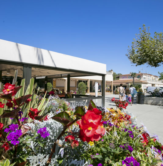 Camping Amfora - Le camping - Terrasse du restaurant et entrée du camping