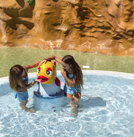 Camping Amfora - L\'espace aquatique - jeux d\'eau dans la pataugeoire