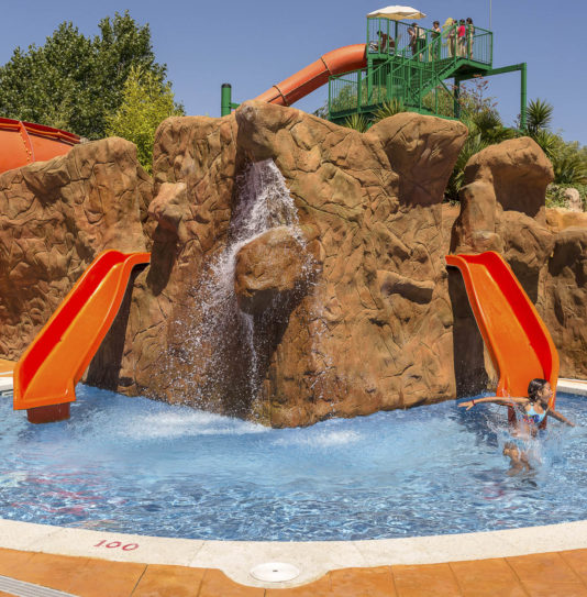 Camping Amfora - L\'espace aquatique - Toboggans et et pataugeoire