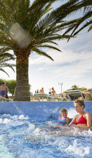 Campingplatz Amfora - Die Badelandschaft - Entspannungsbereich mit anatomischen Bänken