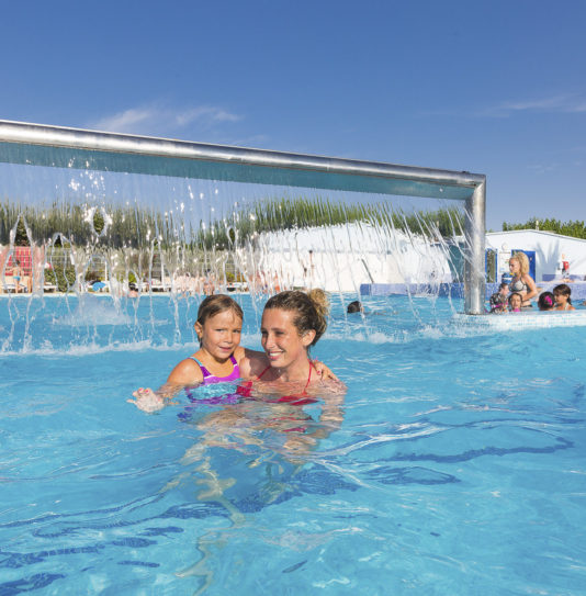 Camping Amfora - L\'espace aquatique - Bassins de détente avec jets d\'eau