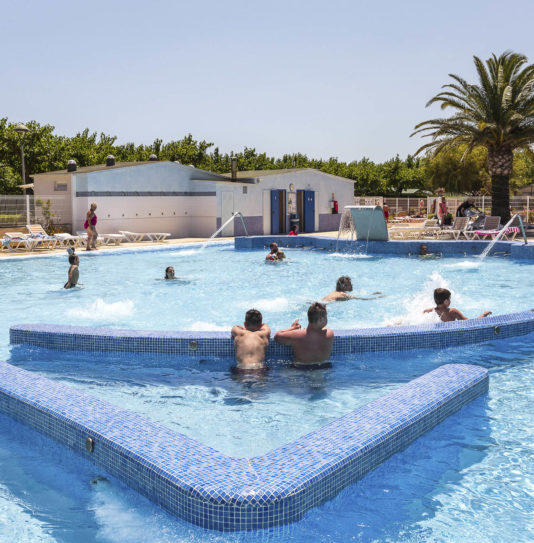 Camping Amfora - L\'espace aquatique - Bassins avec jeux d\'eau et courants massant