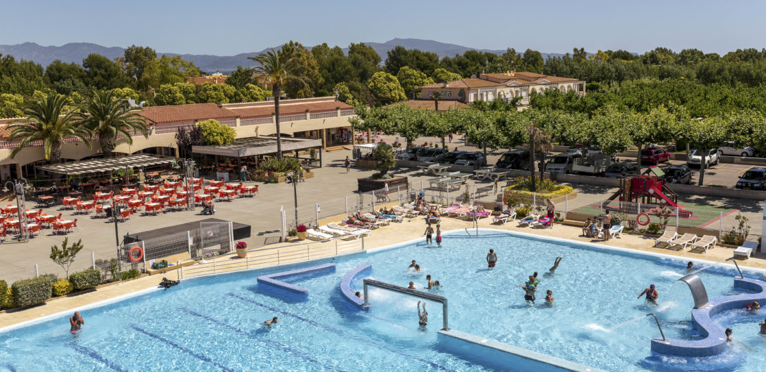 Càmping Amfora - L\'espai aquàtic - Vista de la piscina amb hidromassatge
