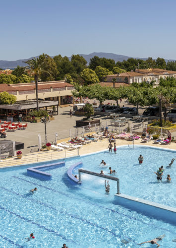 Càmping Amfora - L\'espai aquàtic - Vista de la piscina amb hidromassatge
