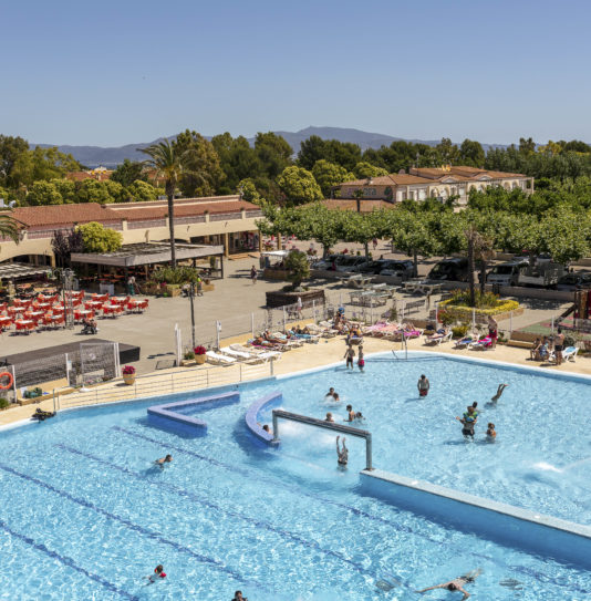 Càmping Amfora - L\'espai aquàtic - Vista de la piscina amb hidromassatge
