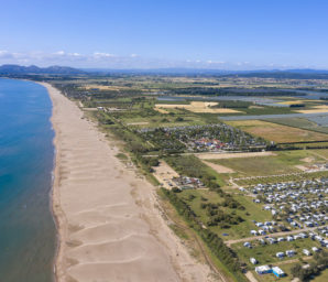 Amfora campsite - The beach - Aerial view of the vast sandy beach near the campsite on the Costa Brava