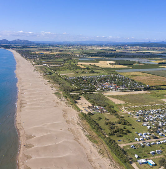 Camping Amfora - La plage - Vue aérienne de la grande plage de sable fin à coté du camping sur la Costa Brava