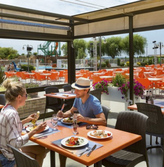 Camping Amfora - Bars et Restaurants - Terrasse du restaurant avec vue sur la piscine