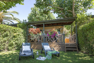 Camping Amfora - Mobilhome Sunny Dog - Vue exterieure de la terrasse