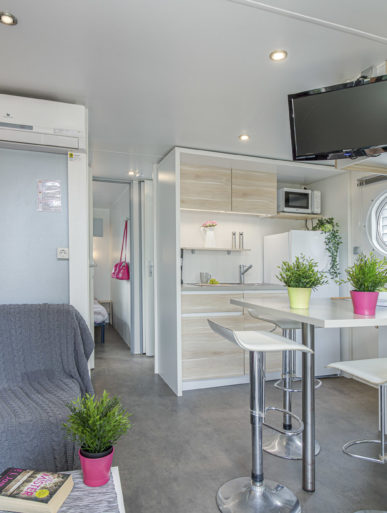 Camping Amfora - Hébergements - Grand salon d\'un locatif haut de gamme