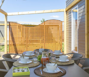 Camping Amfora - Hébergements - Terrasse couverte d\'un hébergement tout confort