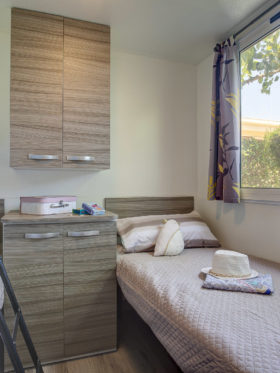 Camping Amfora - Hébergements - chambre enfants avec 3 lits