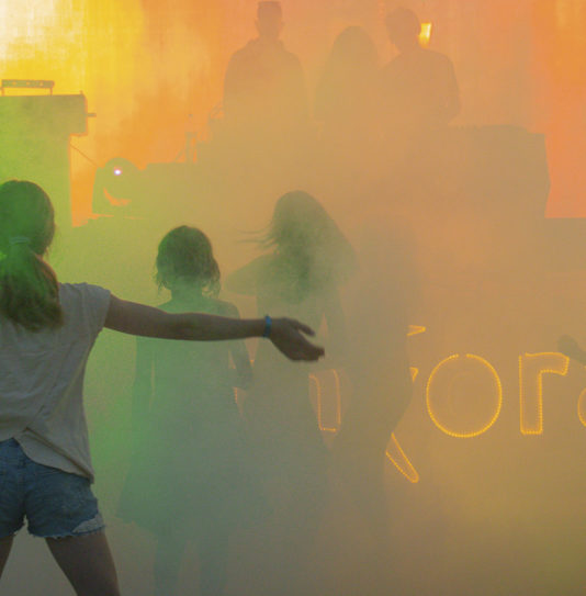 Camping Amfora - Avonden en voorstellingen - Voorstelling voor kinderen op het podium van de camping