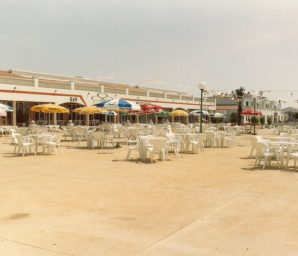 Càmping Amfora - Història del càmping - Plaça principal del càmping en els anys 1980