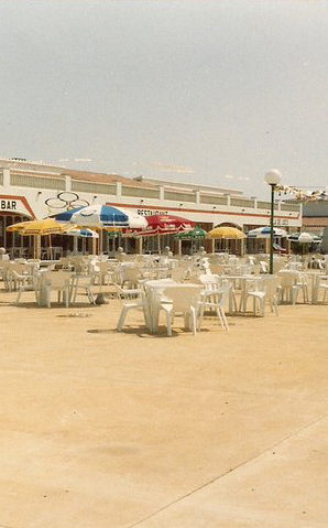 Càmping Amfora - Història del càmping - Plaça principal del càmping en els anys 1980