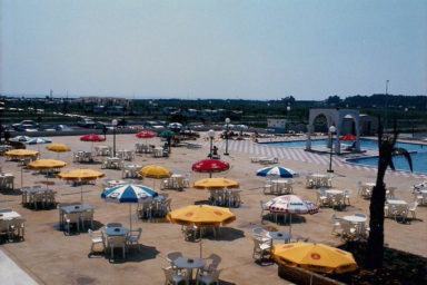 Càmping Amfora - Història del càmping - Plaça principal i piscina en els anys 1980