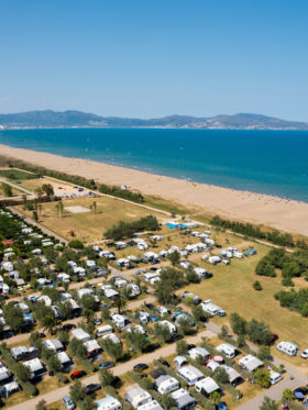 Càmping Amfora - Història del càmping - Vista aèria del càmping i la platja en els anys 2020