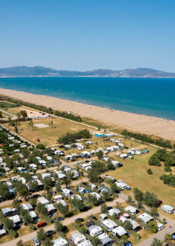 Càmping Amfora - Història del càmping - Vista aèria del càmping i la platja en els anys 2020