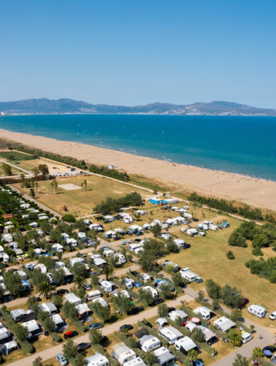 Càmping Amfora - Història del càmping - Vista aèria del càmping i la platja en els anys 2020